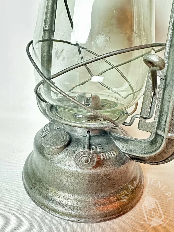 napis LUMEN na pokrętle lampy CRACOVIE